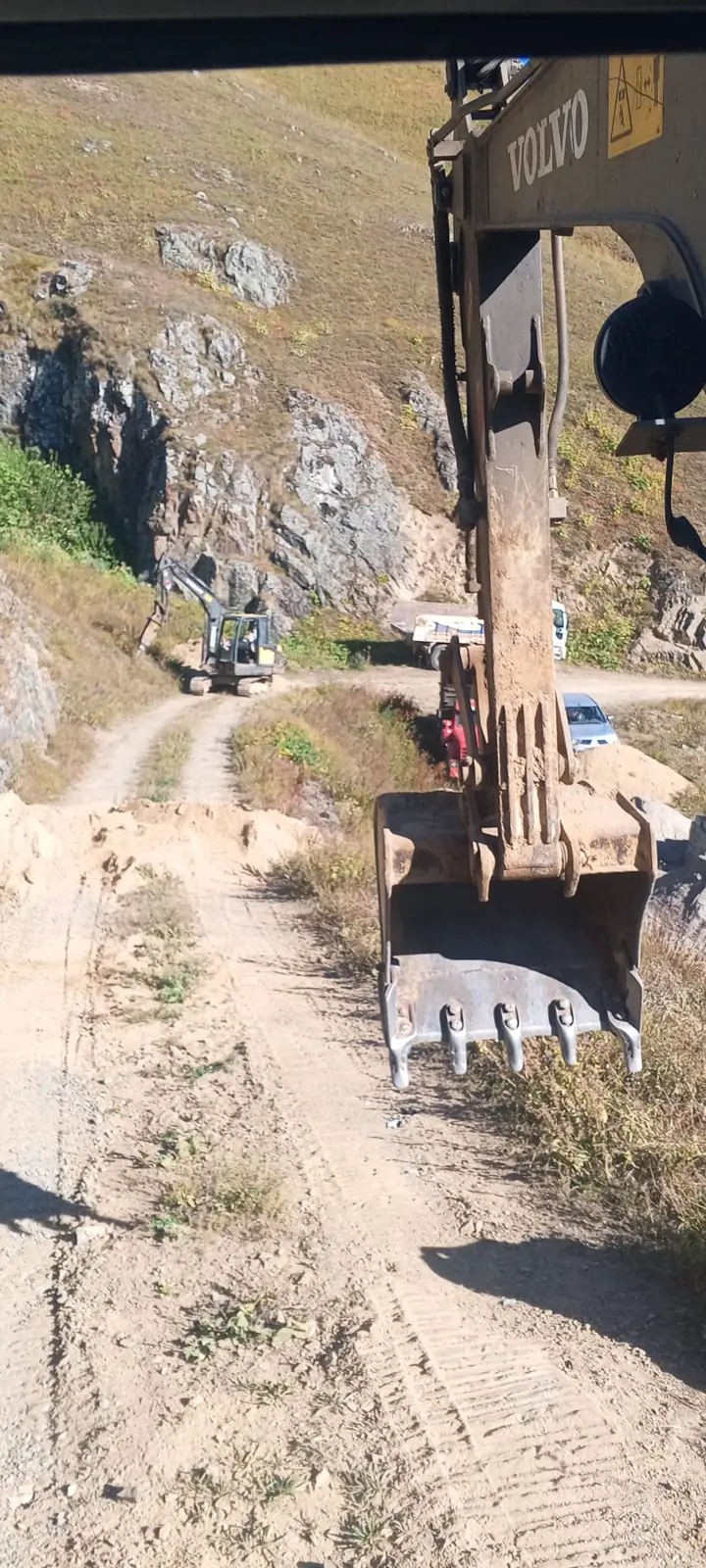 İş makinesiyle yol kenarı kazısı
